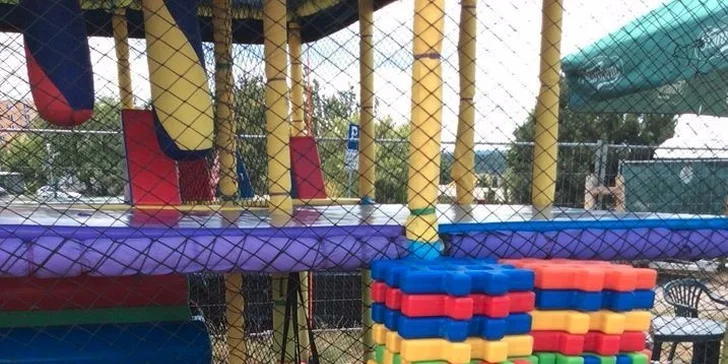 Děti v nafukovacím parku spálí všechnu nadbytečnou energii.