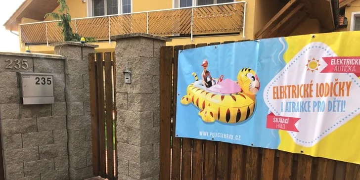 Ať je zahradní party dokonalá: pronájem skákacího hradu či vodní skluzavky