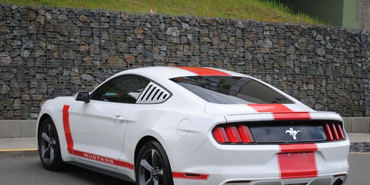30min. jízda v upraveném Fordu Mustang nebo zapůjčení na 6, 12 nebo 24 hod.