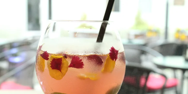 Vodní dýmka a alkoholické i nealkoholické míchané drinky pro dva