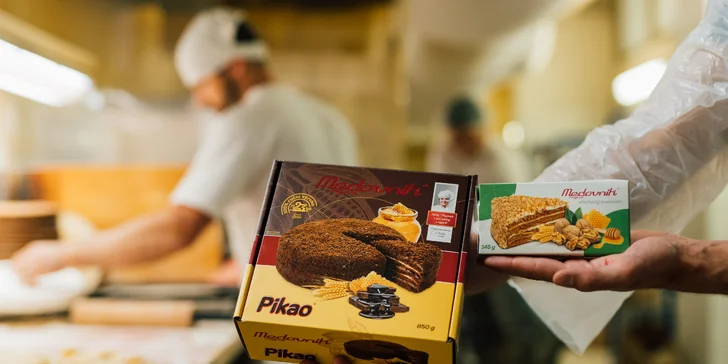 Medovník originál: celý dort Pikao a kousek ořechového medovníku Premium