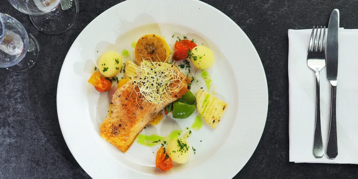 Další variantou hlavního chodu je filet ze skandinávského lososa s grilovanou zeleninou a citronovým dresinkem.