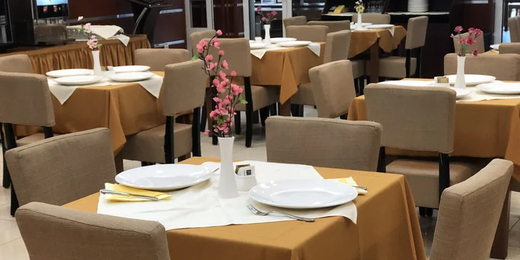 Na dovolenou do Chorvatska: hotel s polopenzí v centru Pagu, 150 m od pláže
