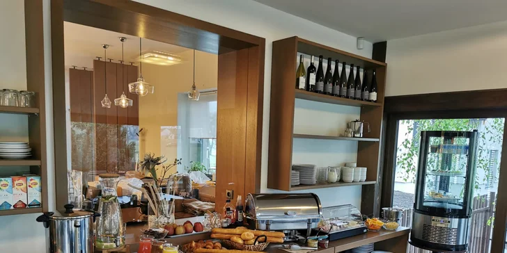 Hotelová snídaně se podává v restauraci denně od 8:00 do 10:00.