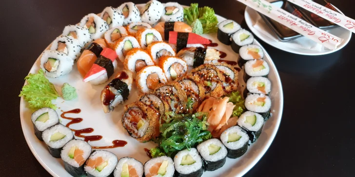 Set se 30 nebo 44 ks sushi i se salátem: okurka, losos, krab i avokádo
