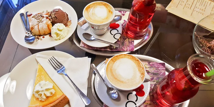 Italská káva Cosmai, jablečný koláč nebo cheesecake a limonáda s ovocem