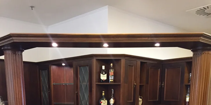 Stylový barber shop na Václaváku pro chlapce i muže s vlastním barem