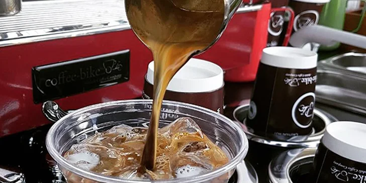 Osvěžení z mobilní kavárny Coffee-bike: 2× ledové macchiato s mátou