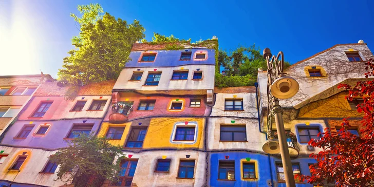 Hundertwasserhaus ve Vídni je jedním z nejznámějších děl architekta, malíře a sochaře Friedensreicha Hundertwassera.
