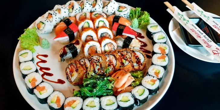 Set se 30 nebo 44 ks sushi i se salátem: okurka, losos, krab i avokádo