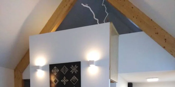 Buďte pár dní jen spolu: romantický pobyt v luxusní chatě se saunou a krbem