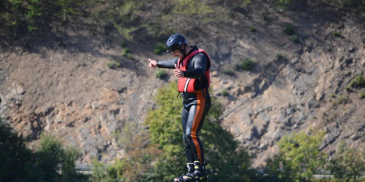 Adrenalin nad vodou: bláznivý let na flyboardu
