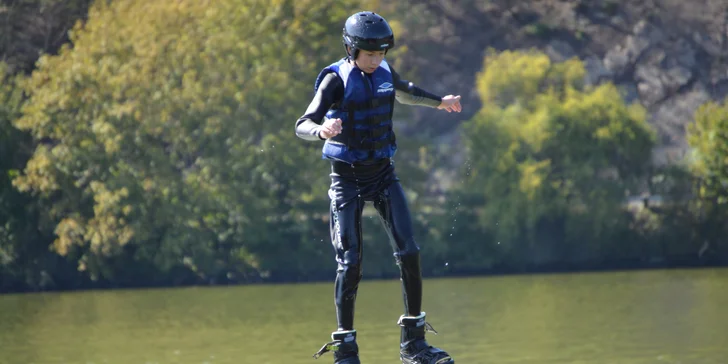 Adrenalin nad vodou: bláznivý let na flyboardu