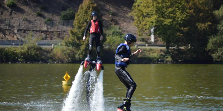 Adrenalin nad vodou: bláznivý let na flyboardu