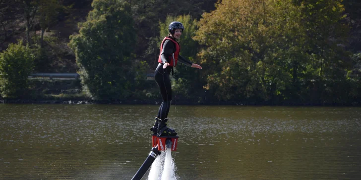 Adrenalin nad vodou: bláznivý let na flyboardu