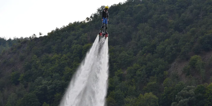 Adrenalin nad vodou: bláznivý let na flyboardu