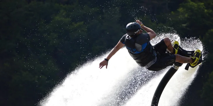 Adrenalin nad vodou: bláznivý let na flyboardu