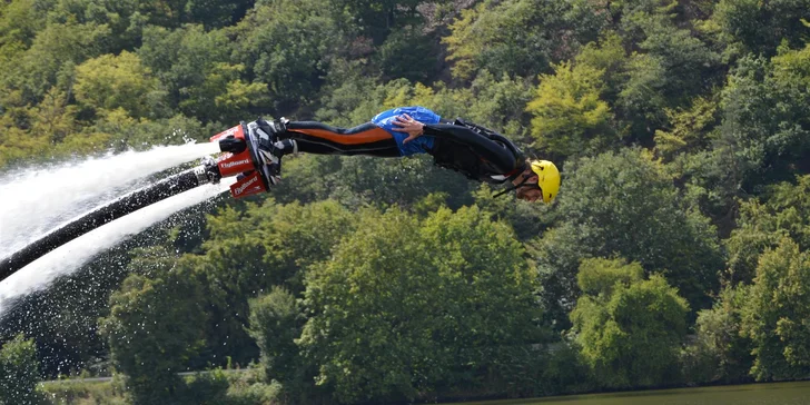 Adrenalin nad vodou: bláznivý let na flyboardu