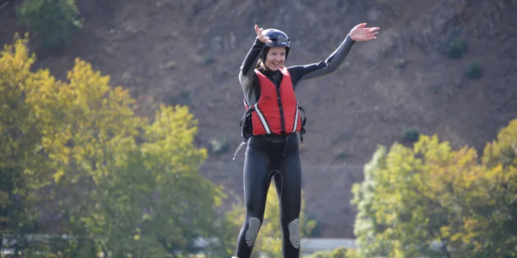 Adrenalin nad vodou: bláznivý let na flyboardu