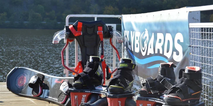Adrenalin nad vodou: bláznivý let na flyboardu