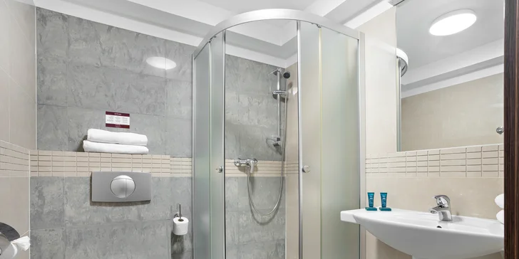 Samozrejmosťou je vlastná kúpeľňa so sprchou a WC.