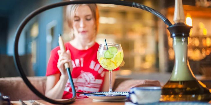 Vodní dýmka a alkoholické i nealkoholické míchané drinky pro dva