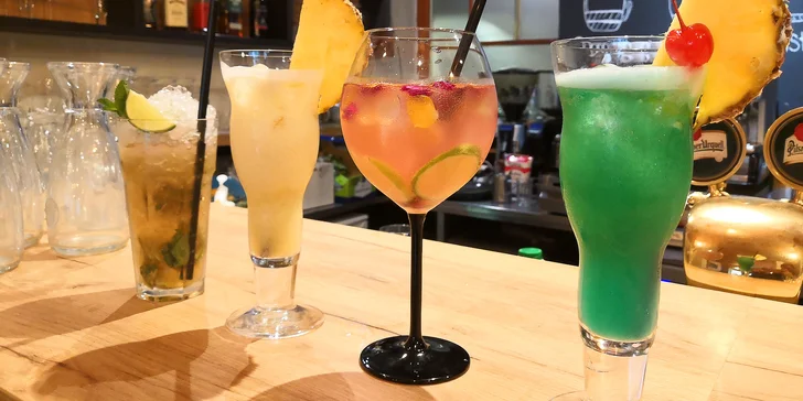 Vodní dýmka a alkoholické i nealkoholické míchané drinky pro dva