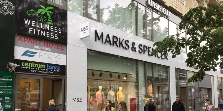 Stylový barber shop na Václaváku pro chlapce i muže s vlastním barem