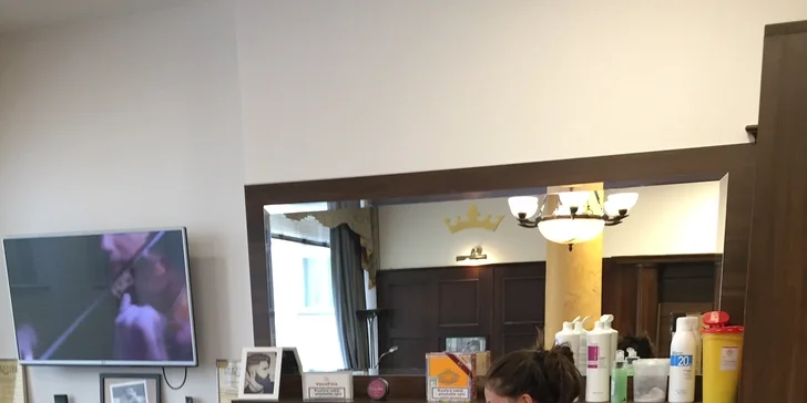 Stylový barber shop na Václaváku pro chlapce i muže s vlastním barem