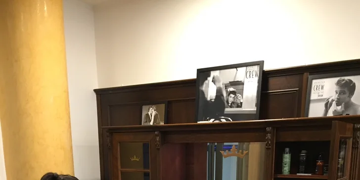 Stylový barber shop na Václaváku pro chlapce i muže s vlastním barem