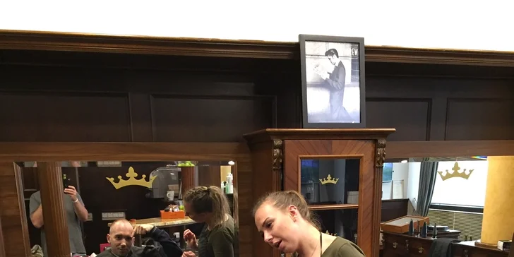 Stylový barber shop na Václaváku pro chlapce i muže s vlastním barem