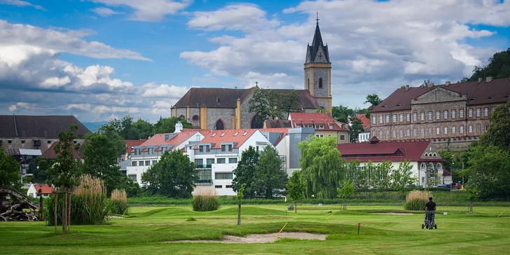 Luxusný 5* hotel susedí so zámockým parkom a golfovým ihriskom.
