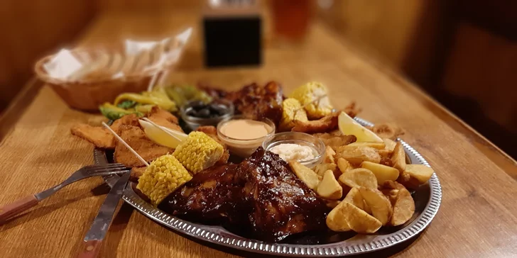 Tukan London Pub: plato s masem i přílohami pro partu v centru Brna