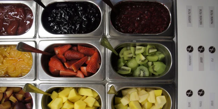Zamlsejte si: bubble vafle s frozen yogurtem, ovocem a posypem