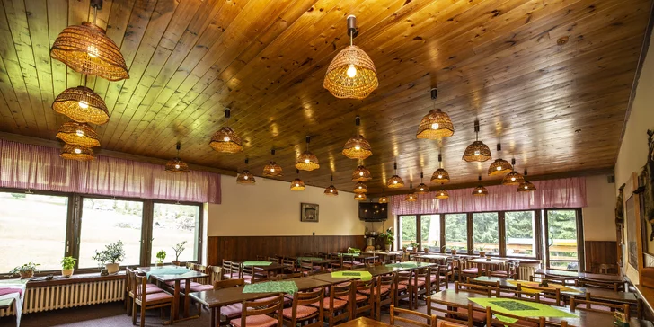  K večeřím se pak podává tříchodové menu. Hlavní chod si vyberete ze tří druhů.


