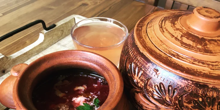 Ukrajinské menu: boršč, vareniky s náplní, palačinky s polevou a limonáda