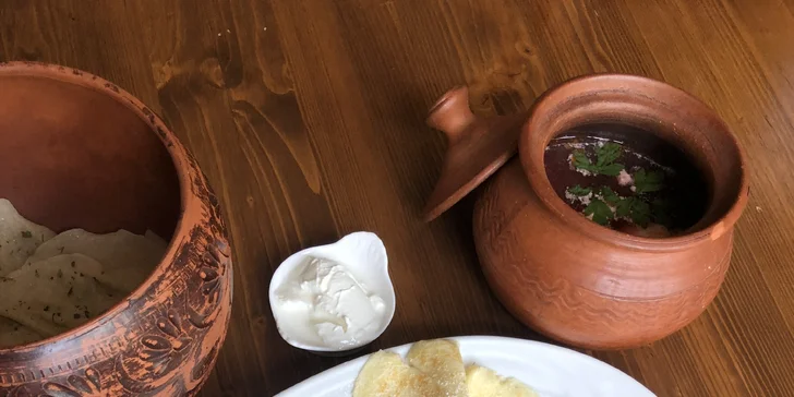 Ukrajinské menu: boršč, vareniky s náplní, palačinky s polevou a limonáda