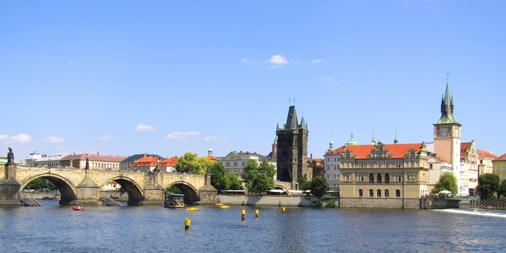Uvidíte Pražský hrad, podplujete Karlův most, pokocháte se výhledem na Národní divadlo, doplujete až k Vyšehradu a zase zpět na Dvořákovo nábřeží.