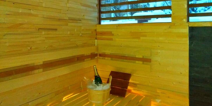 Buďte pár dní jen spolu: romantický pobyt v luxusní chatě se saunou a krbem