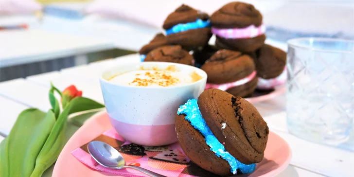 Espresso, cappuccino, latté či lungo a sladkost Whoopie v několika příchutích