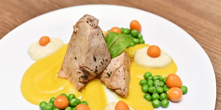 Hlavní chod č. 1: Filet krůty sous-vide s jablečno-celerovou pěnou, pyré z batát
