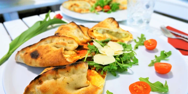 Plněná pizza ve tvaru hvězdy pro 1 i 2 os.: boloňská náplň či špenát a kuřecí