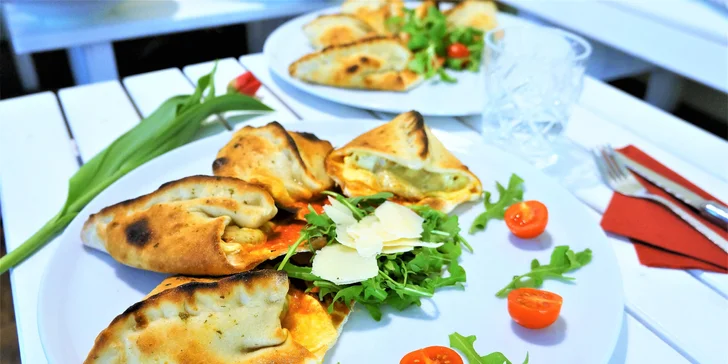 Plněná pizza ve tvaru hvězdy pro 1 i 2 os.: boloňská náplň či špenát a kuřecí