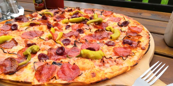 Jumbo pizza s průměrem 45 cm: špenátová, žampionová, šunková i salámová
