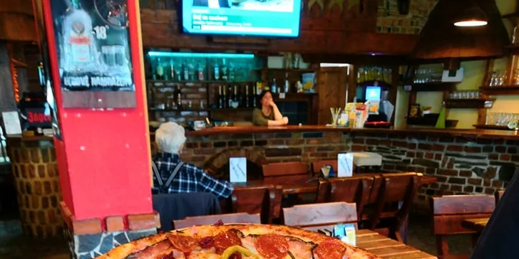 Jumbo pizza s průměrem 45 cm: špenátová, žampionová, šunková i salámová
