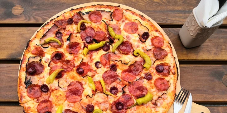 Jumbo pizza s průměrem 45 cm: špenátová, žampionová, šunková i salámová