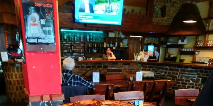 Jumbo pizza s průměrem 45 cm: špenátová, žampionová, šunková i salámová