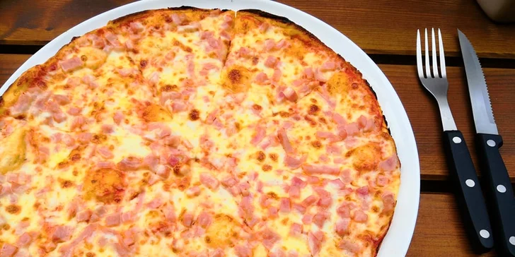 Jumbo pizza s průměrem 45 cm: špenátová, žampionová, šunková i salámová