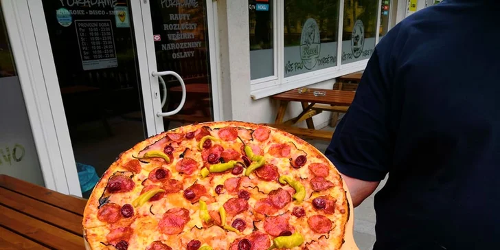 Jumbo pizza s průměrem 45 cm: špenátová, žampionová, šunková i salámová