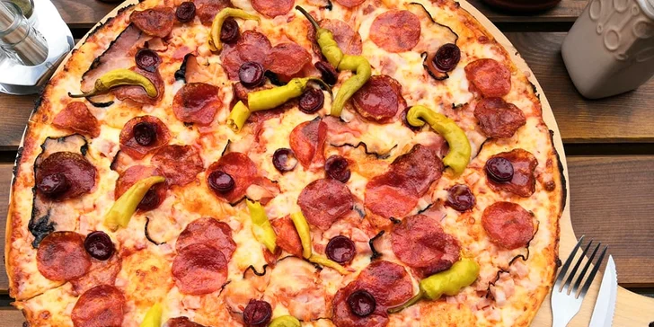 Jumbo pizza s průměrem 45 cm: špenátová, žampionová, šunková i salámová